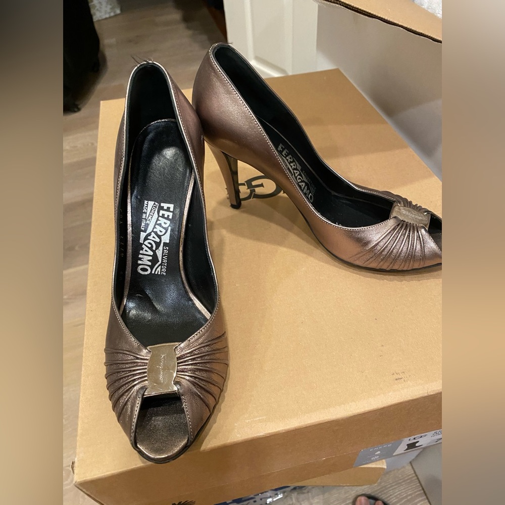 Salvatore Ferragamo Fiberia Peep toe metallic pumps. 37. new